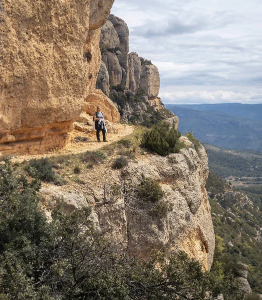 Montsant Doğal Parkı Priorat Katalonya Uçurumlara Seyahat Eden Kadın — Stok fotoğraf