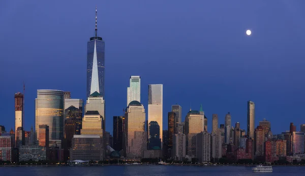 蓝一小时满月升起曼哈顿下城上空 — 图库照片