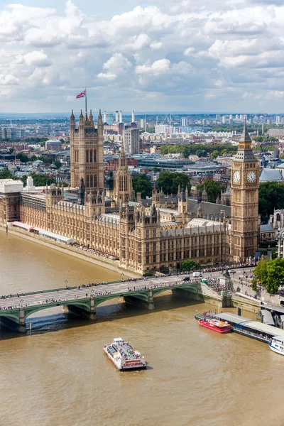 LONDRES, REINO UNIDO - 4 de agosto: El Palacio de Westmister en A — Foto de Stock