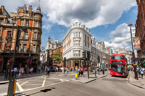 LONDON -AUGUST 4:Typical double decker buses in Shaftesbury Ave — Stock Photo, Image