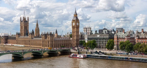London, Storbritannien - augusti 4: slotten av westmister på en — Stockfoto