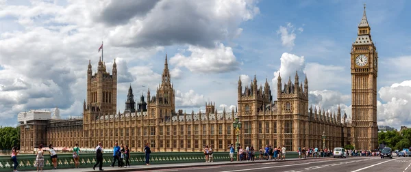 LONDRES, ROYAUME-UNI - 4 AOÛT : Le Palais de Westmister sur A — Photo