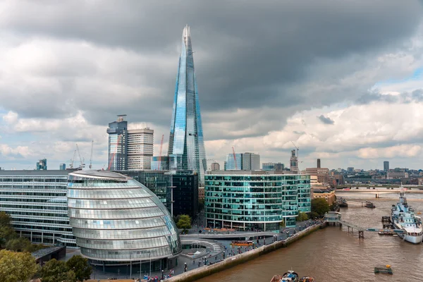 Londen-augustus 6: skyline van Londen met stadhuis, shard, rivier th — Stockfoto