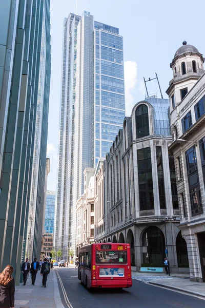 LONDRES - 6 DE AGOSTO: Autobús típico de dos pisos en The City of London —  Fotos de Stock