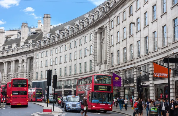 LONDRES-AGOSTO 16: Ônibus típico de dois andares na rua Regent em — Fotografia de Stock