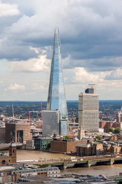 LONDON -AUGUST 13:   View of The Shard (Architect Renzo Piano, 2 — Stock Photo, Image