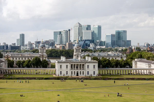 LONDON -AUGUST 12: Queens House with the skyline of Canary Wharf — Stock Photo, Image