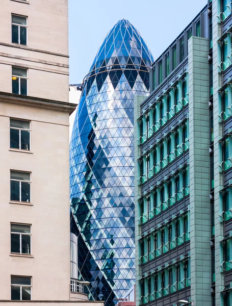 Färg kontrast skyskrapor i london — Stockfoto