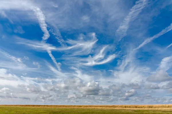 Nubes de cirros sobre prados — Foto de Stock