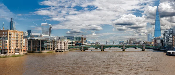 LONDON -AUGUST 13: The  River Thames from Millenium Bridge on Au — Stock Photo, Image
