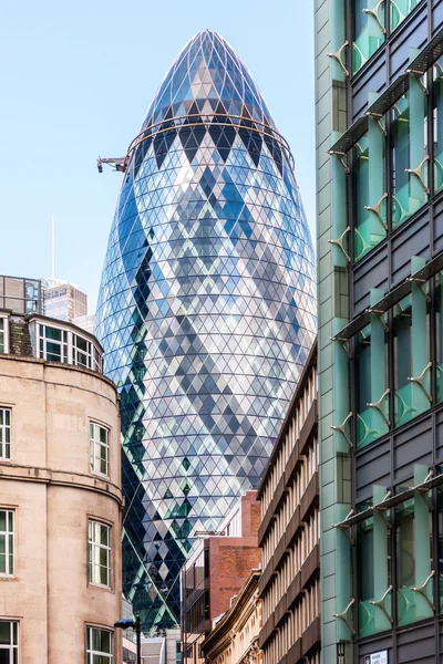 LONDRES, Reino Unido - 6 AGO: La Torre Gherkin en la Ciudad de Londres en A — Foto de Stock