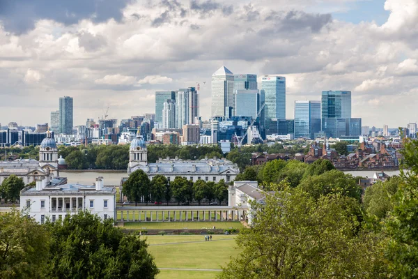 LONDON -AUGUST 12: The skyline of Canary Wharf from Greenwich on — Stock Photo, Image