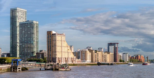 Londen-12 augustus: Londen Riverside bij Canary Wharf op 12 augustus — Stockfoto