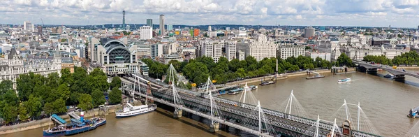 LONDON -AUGUST 6: Hungerford bridgepanorama on August 6, 2014 in — Stock Photo, Image