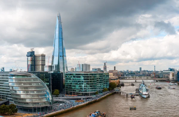 Londýn-srpen 6: london Panorama s radnice, střep, řeka th — Stock fotografie