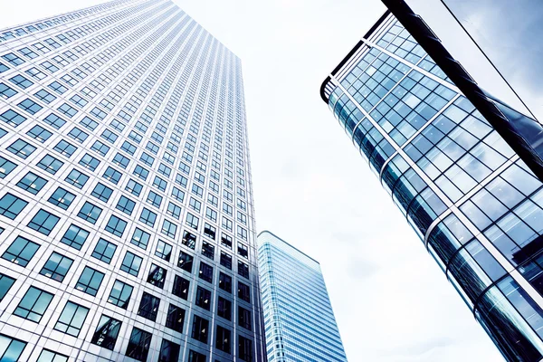 Rascacielos de cristal en la ciudad de Londres, tonificado azul — Foto de Stock