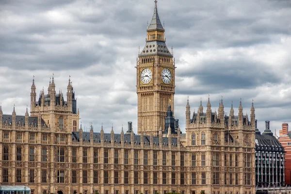 El Palacio de Westminster en Londres . — Foto de Stock