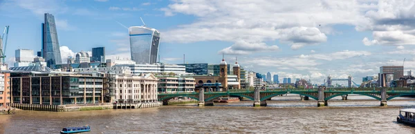 Panorama do rio Tâmisa em Londres . — Fotografia de Stock