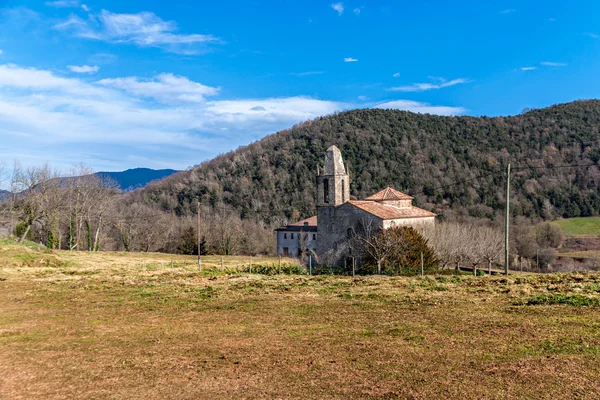 Igreja românica em La Garrotxa, Catalunha — Fotografia de Stock