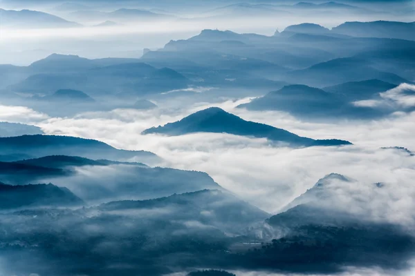 Paisaje de montañas brumosas en La Garrotxa, Cataluña — Foto de Stock