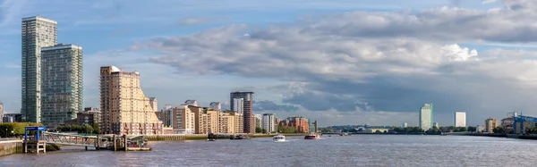 伦敦-8 月 12 日: 伦敦金丝雀码头于八月十二日在河畔 — 图库照片