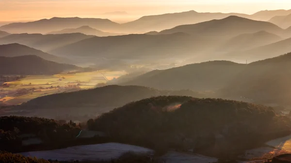 Ομιχλώδη βουνά τοπίο στην La Garrotxa, Καταλονία — Φωτογραφία Αρχείου