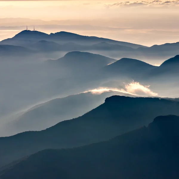 Mlžné hory krajina v La Garrotxa, Katalánsko — Stock fotografie