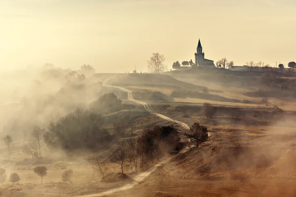 Kraju mglisty krajobraz z kościoła w La Garrotxa, Katalonia, Hiszpania — Zdjęcie stockowe