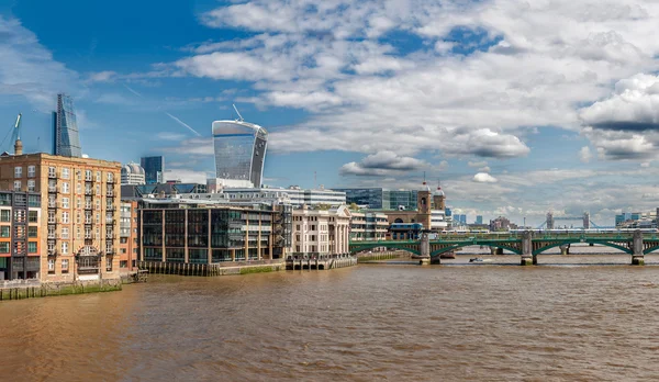 Na panoramę rzeki Tamizy w Londynie. — Zdjęcie stockowe