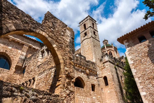 Vista para o Mosteiro de Santa Maria de Santes Creus, Catalunha — Fotografia de Stock