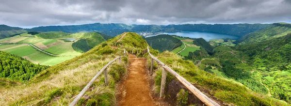 Gå vägen som leder till en vy på sjöarna i Sete Cidades och — Stockfoto