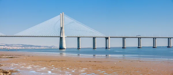 Puente Vasco de Gama en Lisboa, Portugal — Foto de Stock