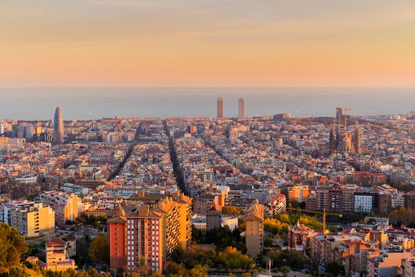 Barcelona skyline på eftermiddagen på gyllene timmen — Stockfoto