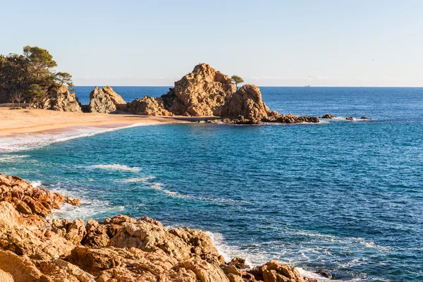 Menuda pláže v Tossa de Mar, Costa Brava, Španělsko — Stock fotografie