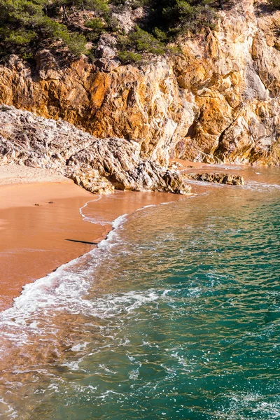 Zátoka Cala Pola v Costa Brava poblíž Tossa de Mar, Katalánsko — Stock fotografie