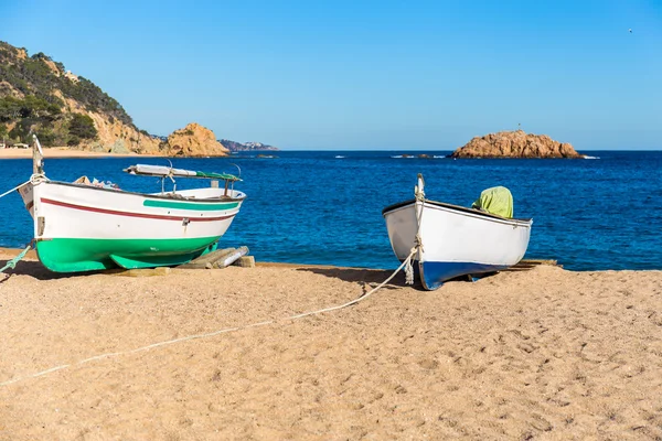 Kalastajien vene rannalla, Tossa de Mar, Costa Brava, Cataloni — kuvapankkivalokuva