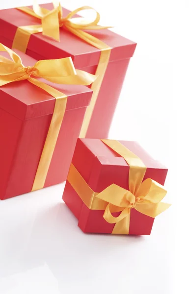 Cajas de regalo rojas con cinta de oro — Foto de Stock