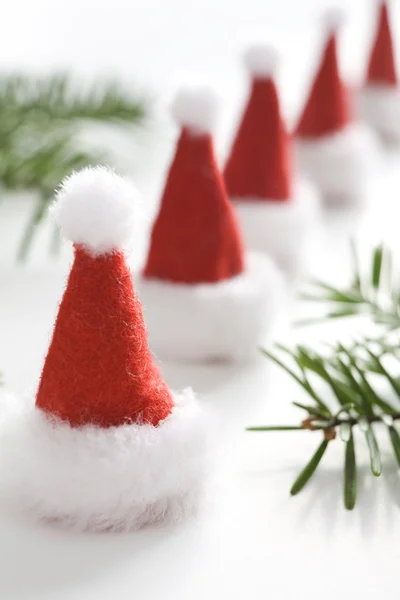 Christmas gratulationskort med små santa hattar. En stor santa hatt — Stockfoto