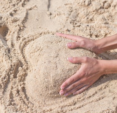 kalp şeklinde kum yığını