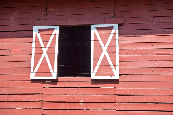 Červená stodola okna — Stock fotografie