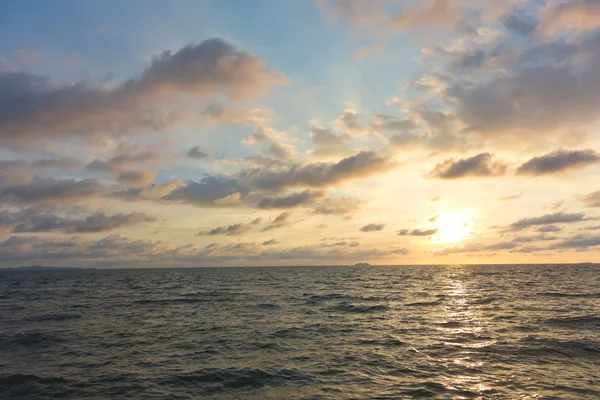 Puesta de sol sobre el mar — Foto de Stock