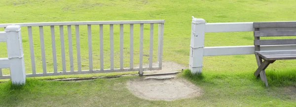 Beyaz çit ve çim — Stok fotoğraf