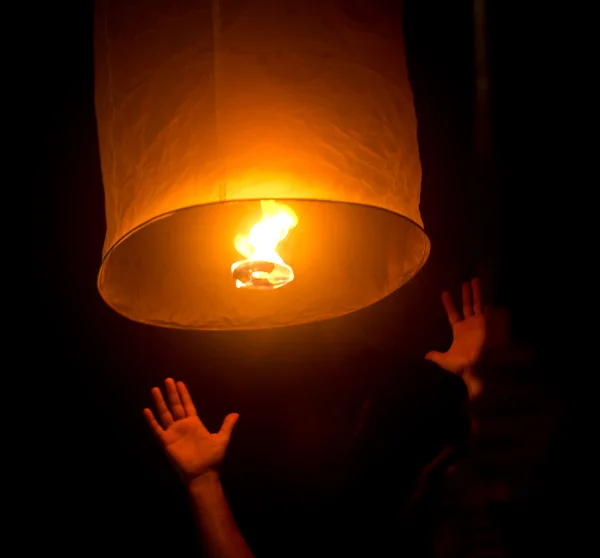 Lanterna flutuante no escuro — Fotografia de Stock