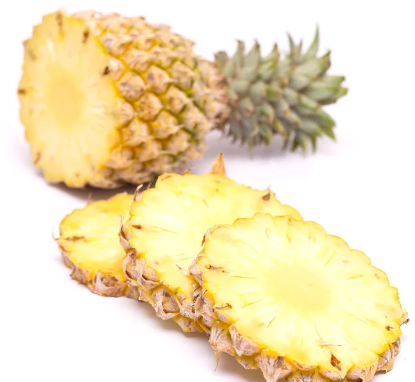 Reife Ananas auf Weiß — Stockfoto