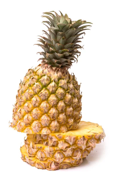 Beyaz üzerine olgun ananas. — Stok fotoğraf