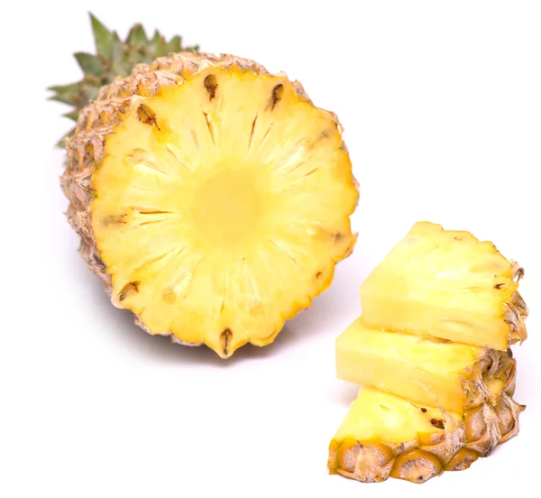 Reife Ananas auf Weiß — Stockfoto