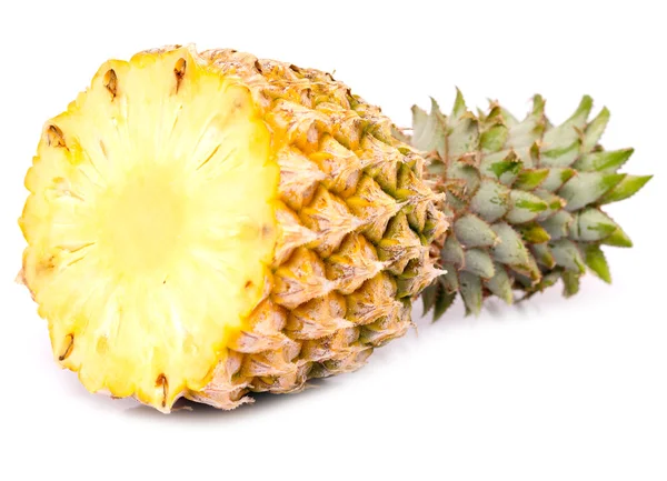 Reife Ananas auf Weiß — Stockfoto