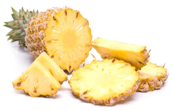 Zralé ananas na bílém — Stock fotografie