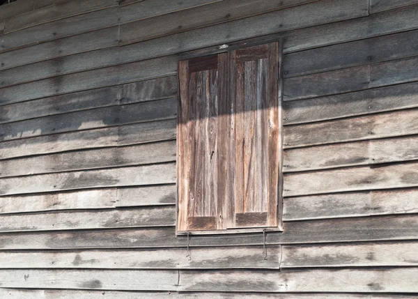 Mur en bois avec fenêtre — Photo