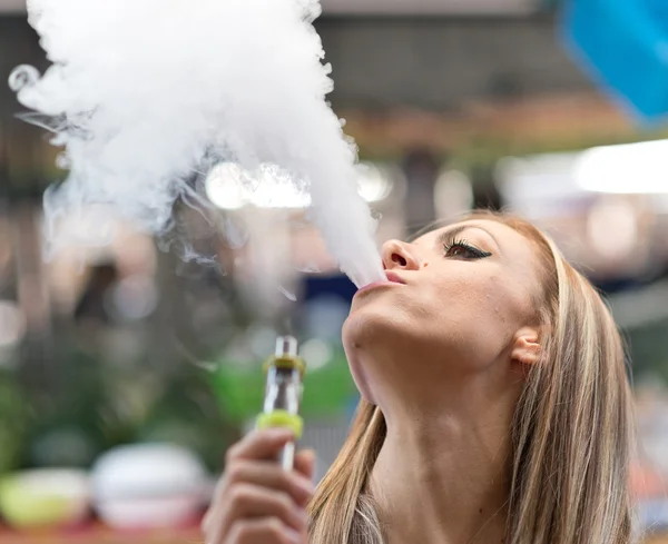 Woman with hookah — Stock Photo, Image